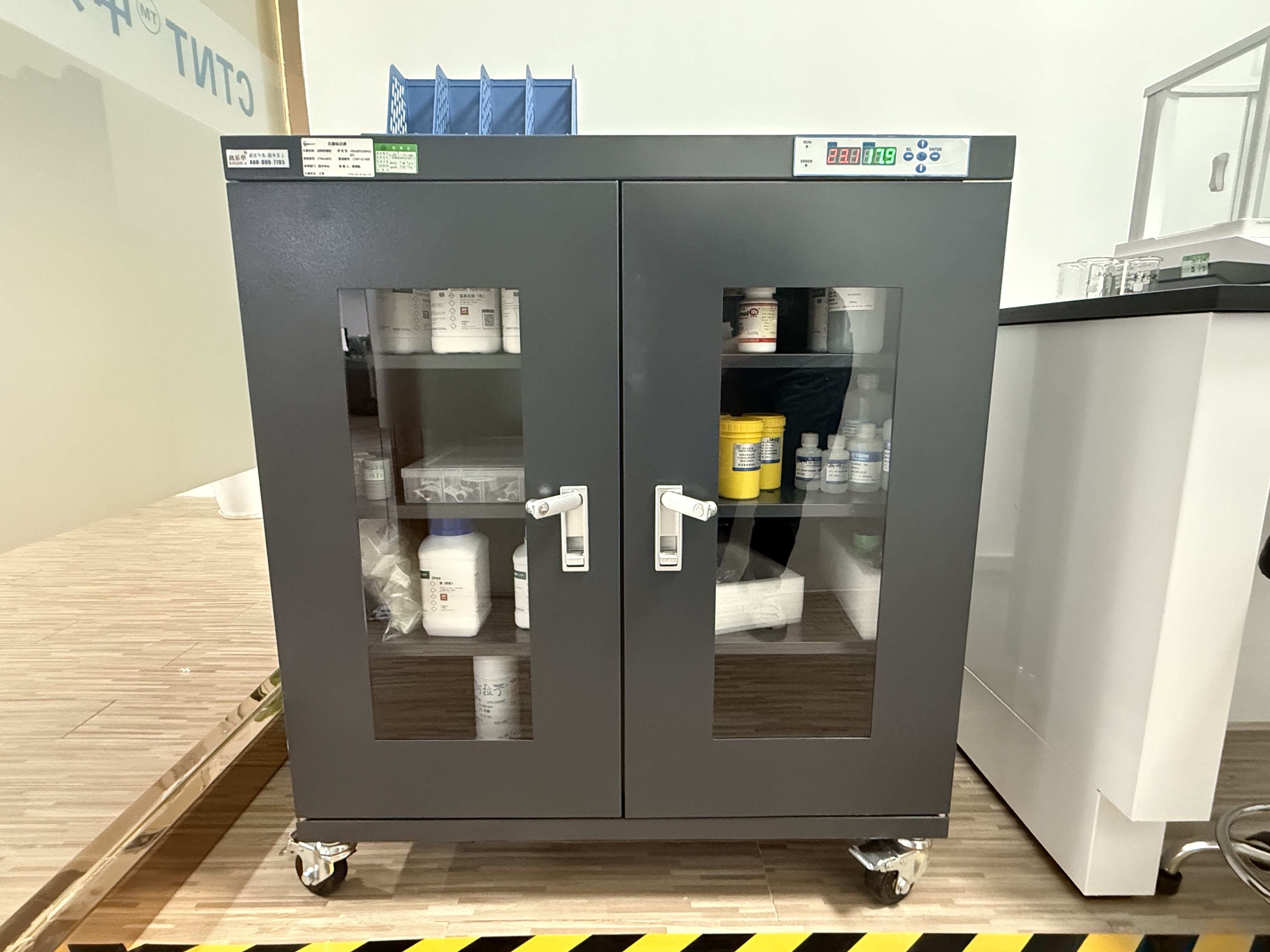 物理实验室介绍(图4) 物理实验室介绍(图4)