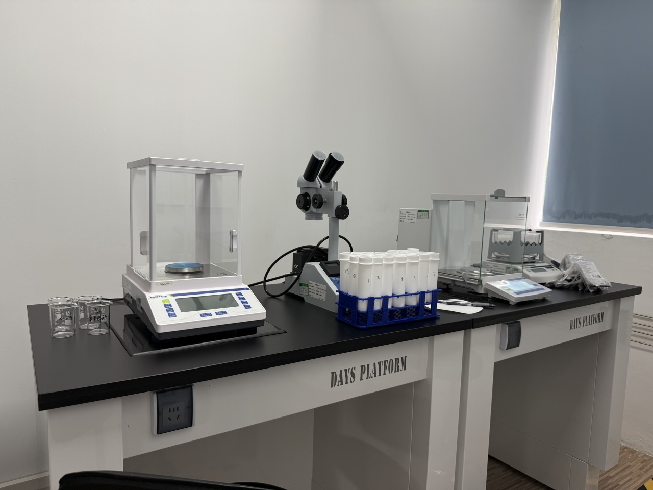 物理实验室介绍(图5) 物理实验室介绍(图5)